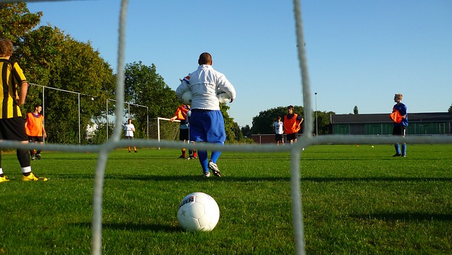 TA：利物浦已向萨拉赫等三人给出了续约合同，但预计仅两人留下.